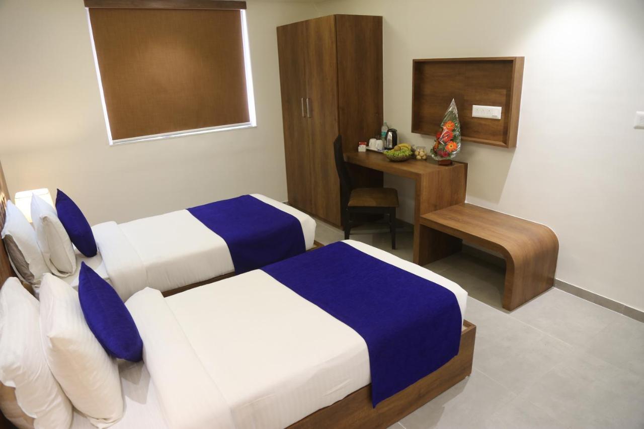 Hotel Nova Pride Rajkot Exteriör bild