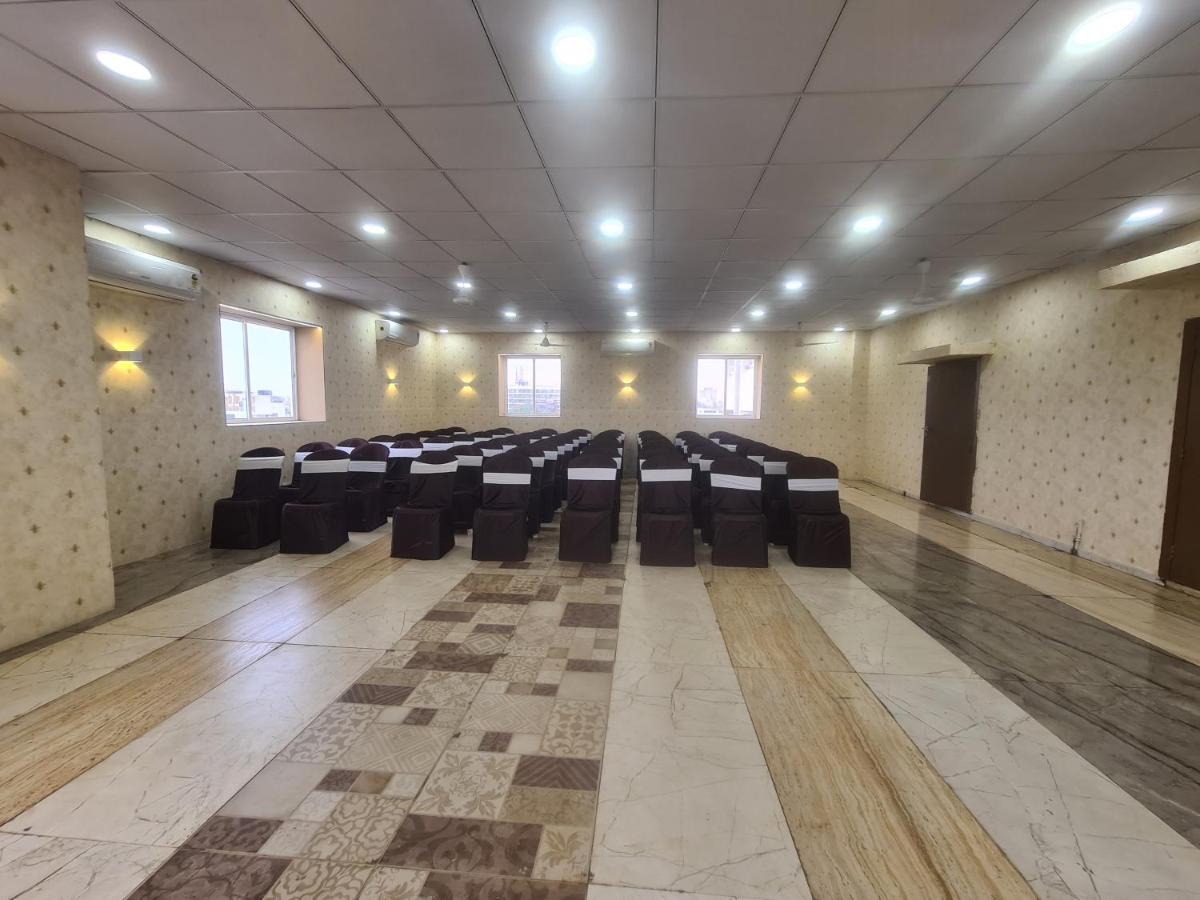 Hotel Nova Pride Rajkot Exteriör bild