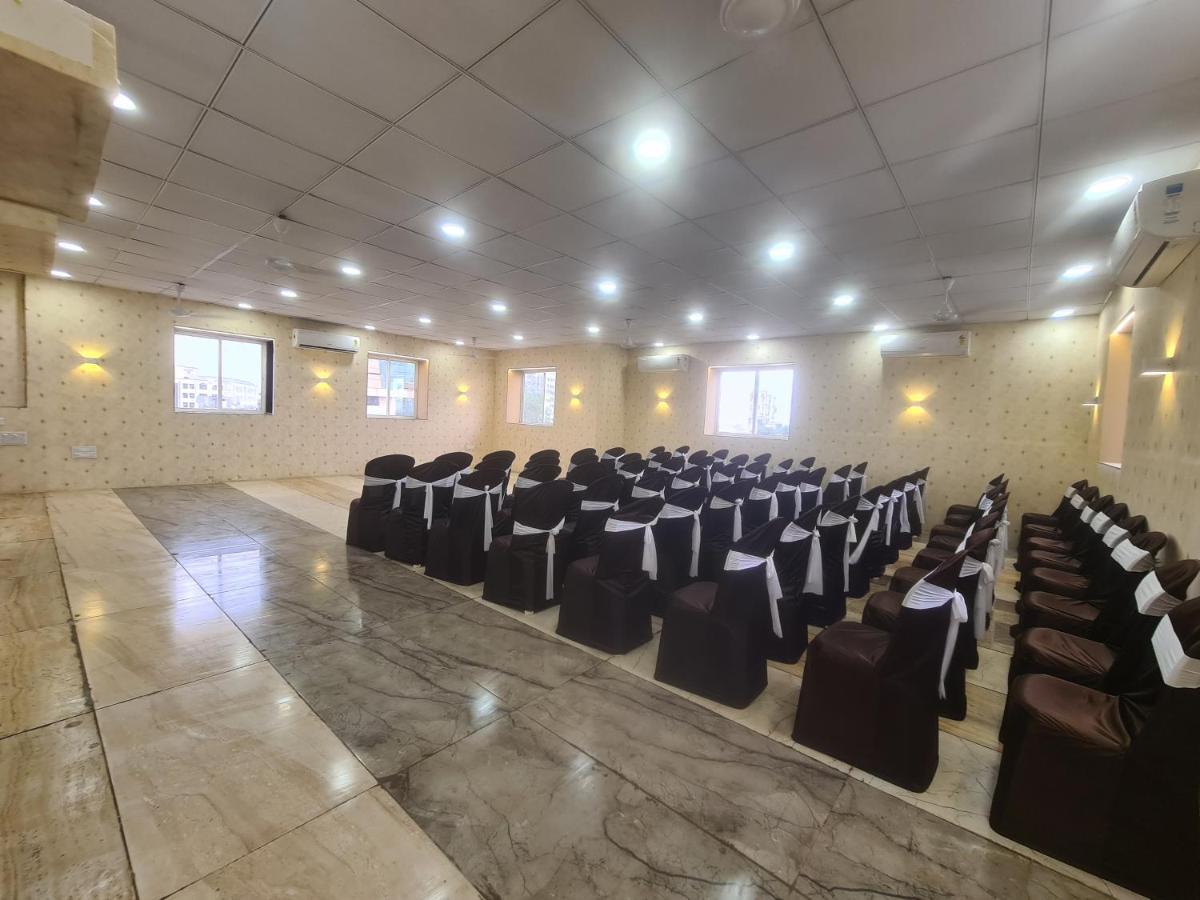 Hotel Nova Pride Rajkot Exteriör bild