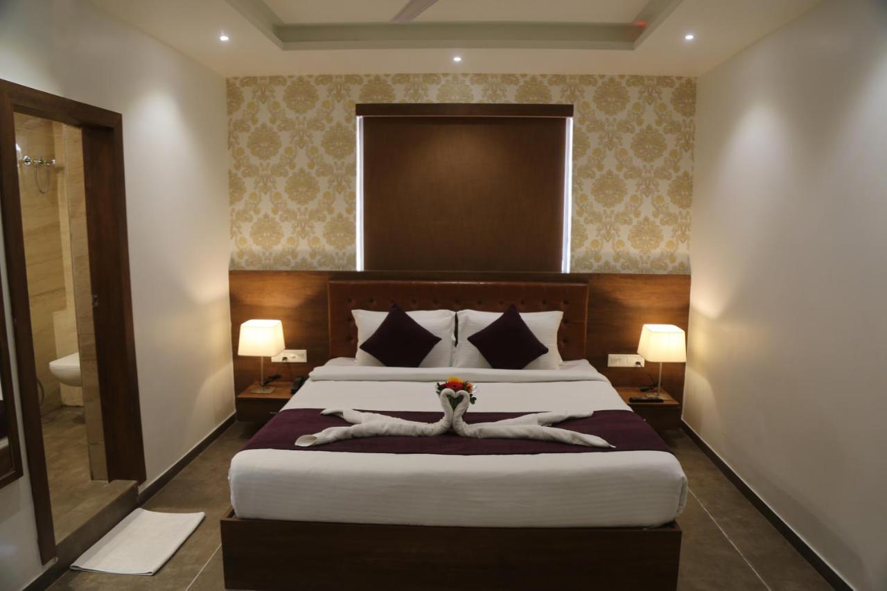 Hotel Nova Pride Rajkot Exteriör bild