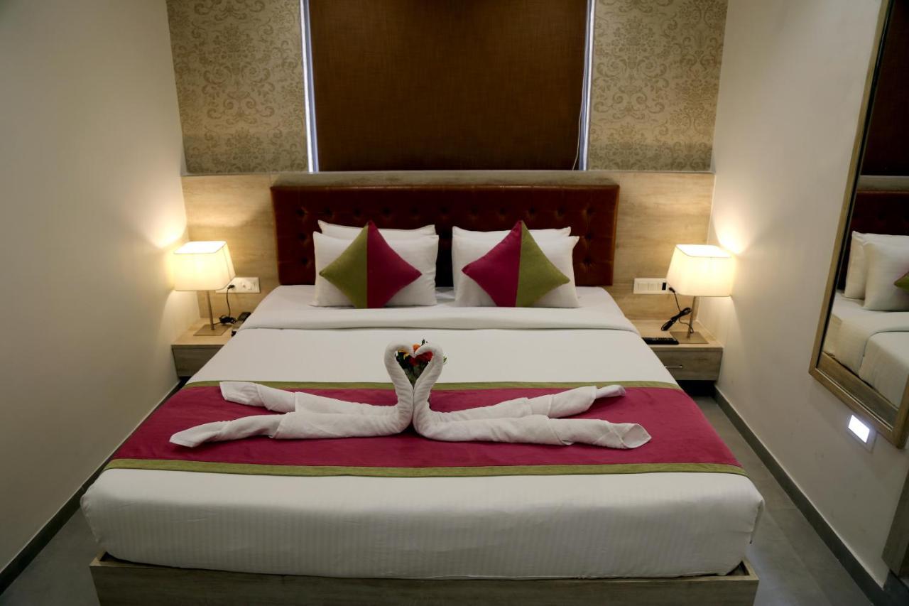Hotel Nova Pride Rajkot Exteriör bild