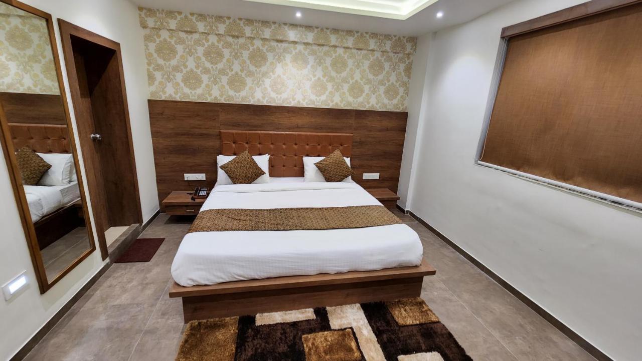 Hotel Nova Pride Rajkot Exteriör bild