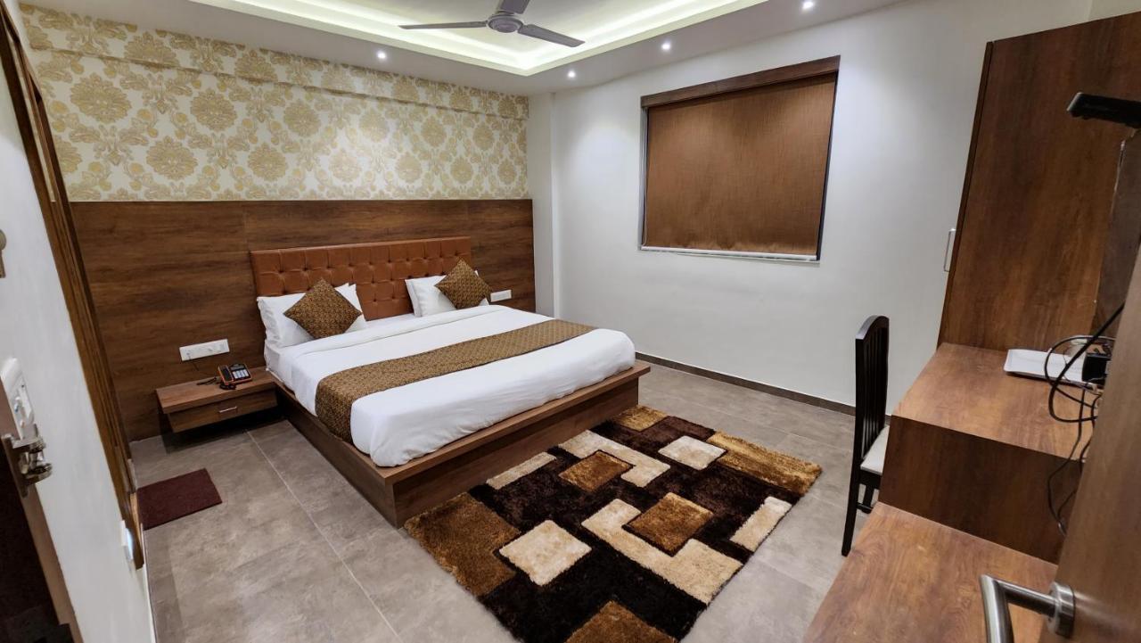 Hotel Nova Pride Rajkot Exteriör bild