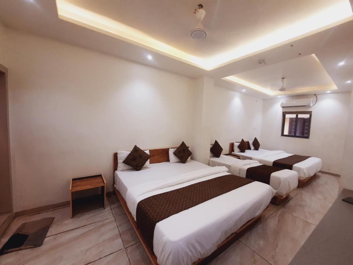 Hotel Nova Pride Rajkot Exteriör bild
