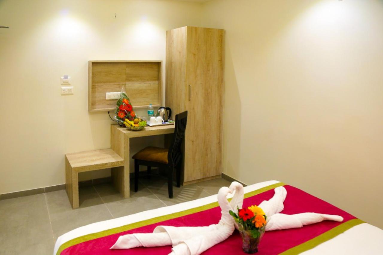 Hotel Nova Pride Rajkot Exteriör bild