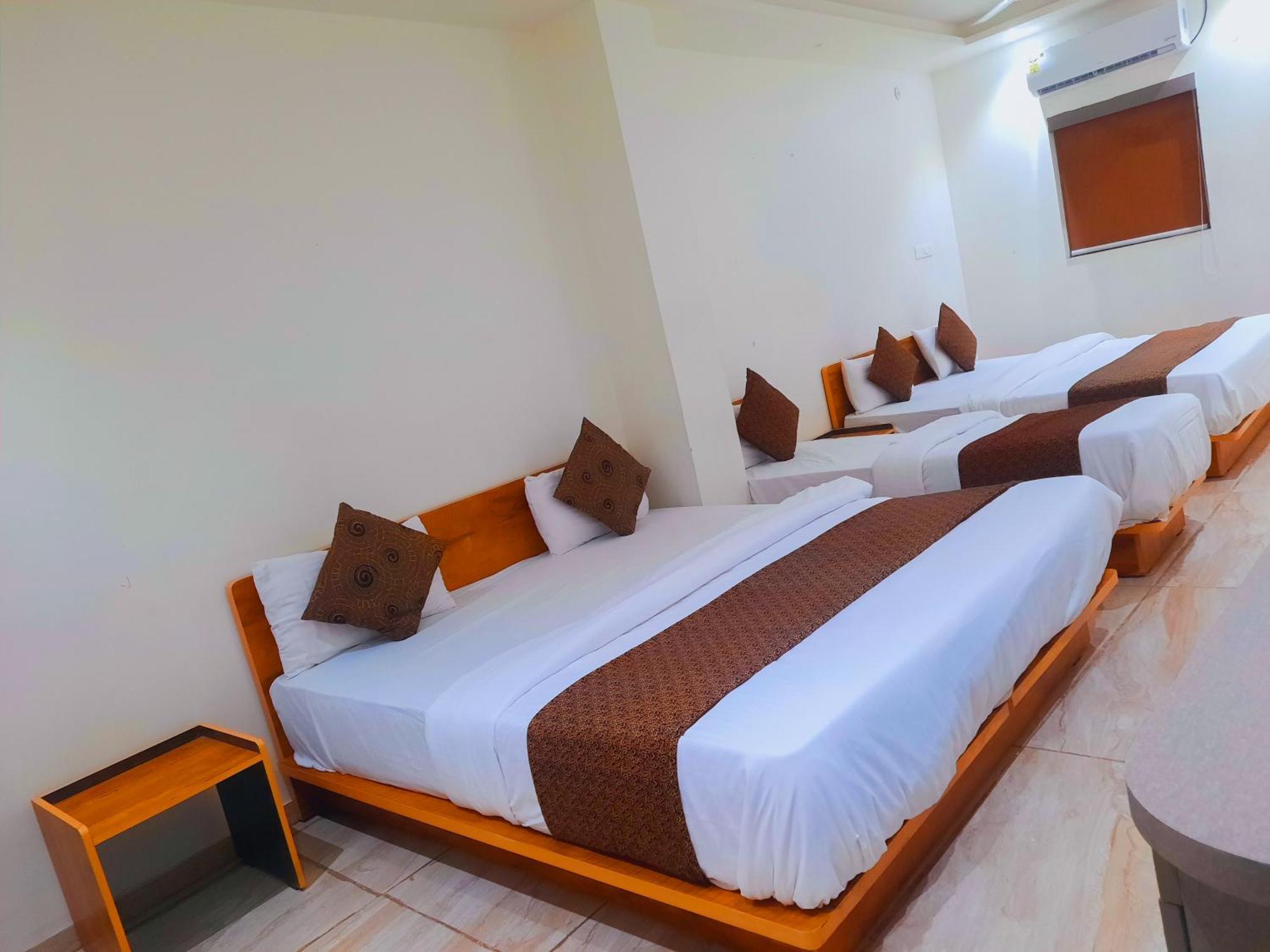 Hotel Nova Pride Rajkot Exteriör bild