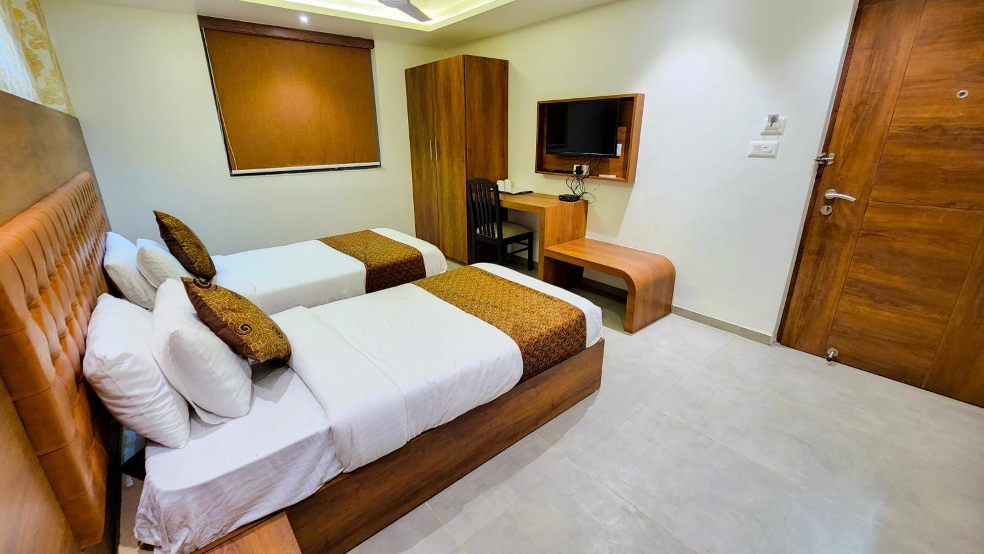Hotel Nova Pride Rajkot Exteriör bild