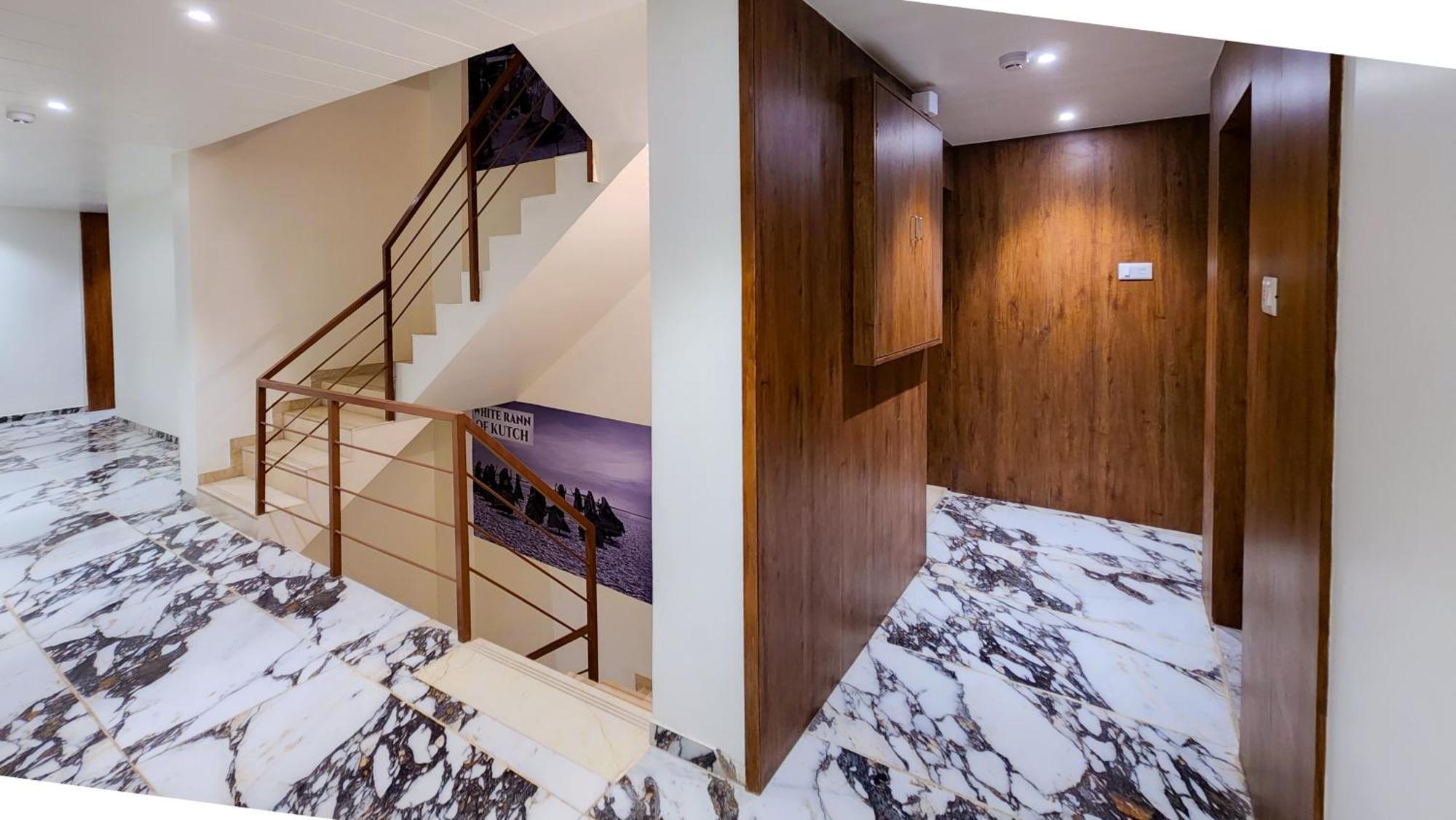 Hotel Nova Pride Rajkot Exteriör bild