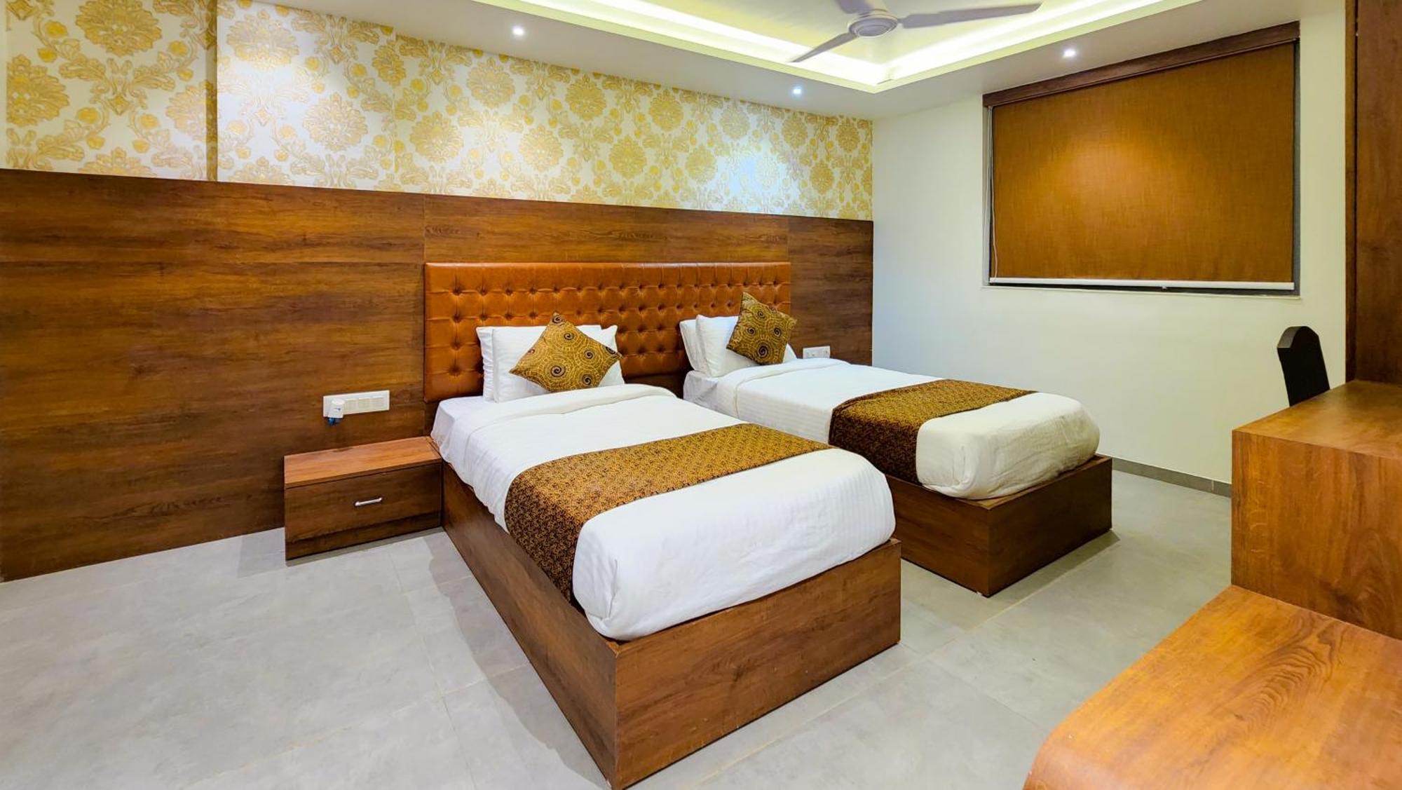 Hotel Nova Pride Rajkot Exteriör bild