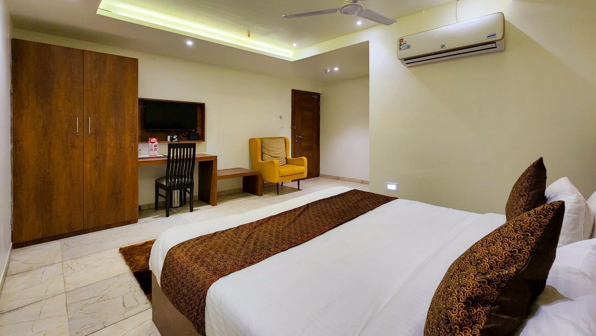 Hotel Nova Pride Rajkot Exteriör bild
