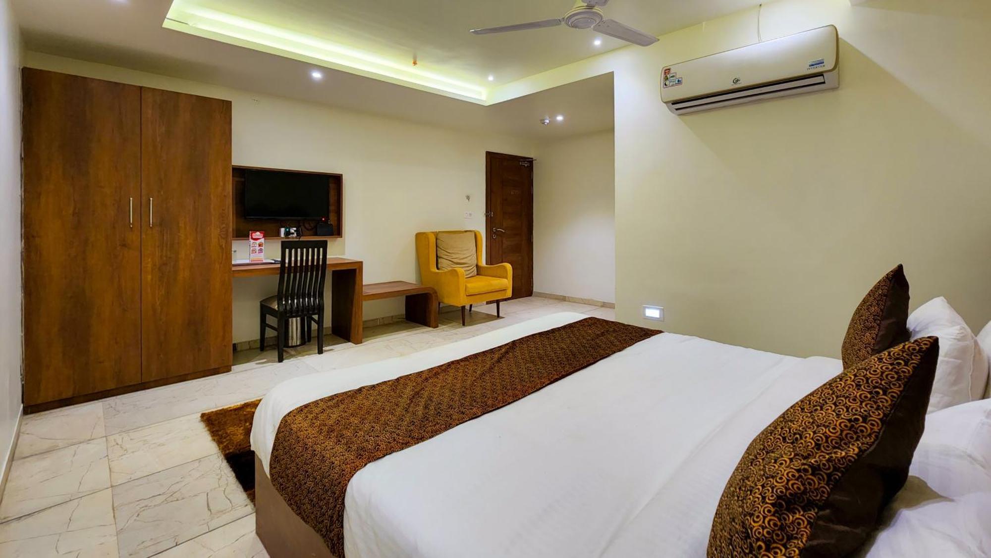 Hotel Nova Pride Rajkot Exteriör bild