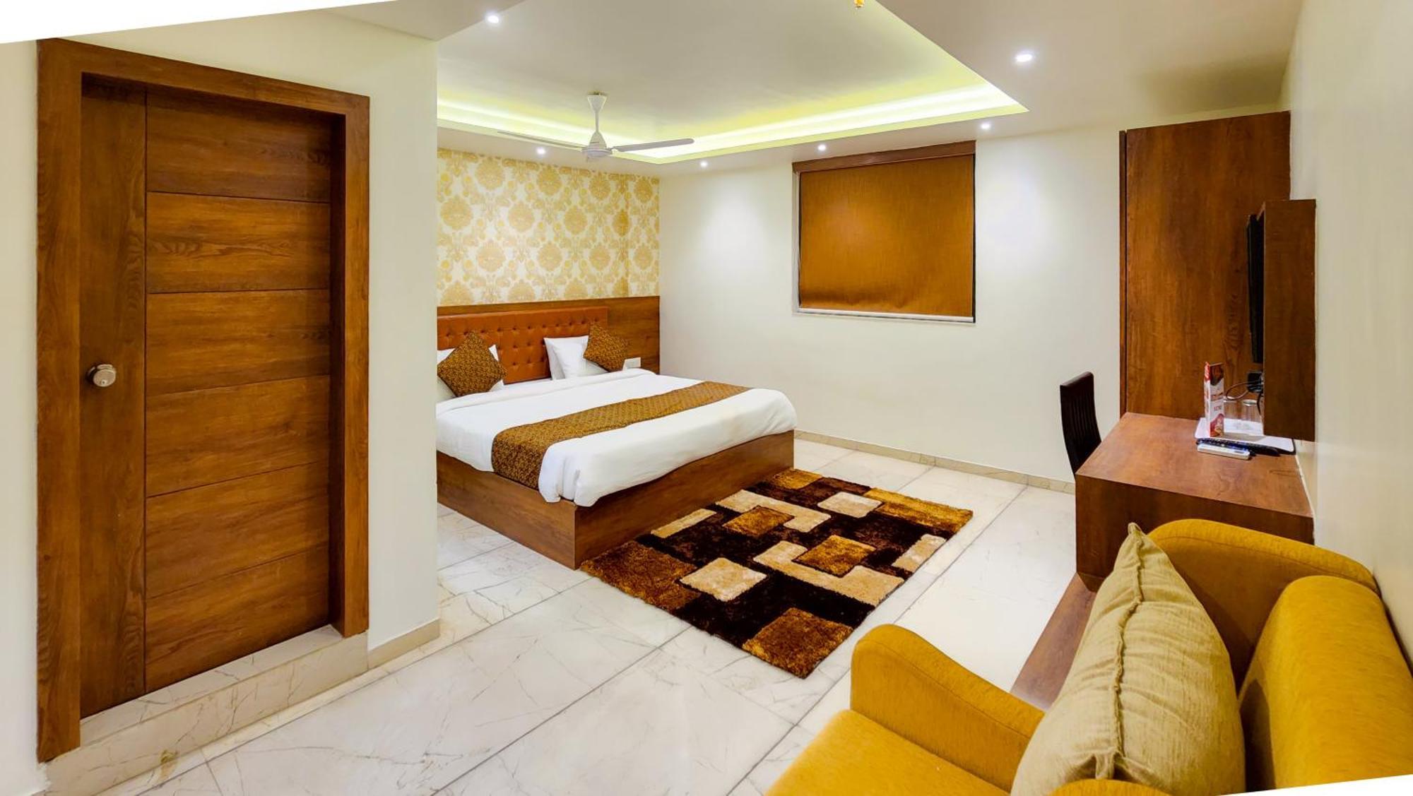Hotel Nova Pride Rajkot Exteriör bild