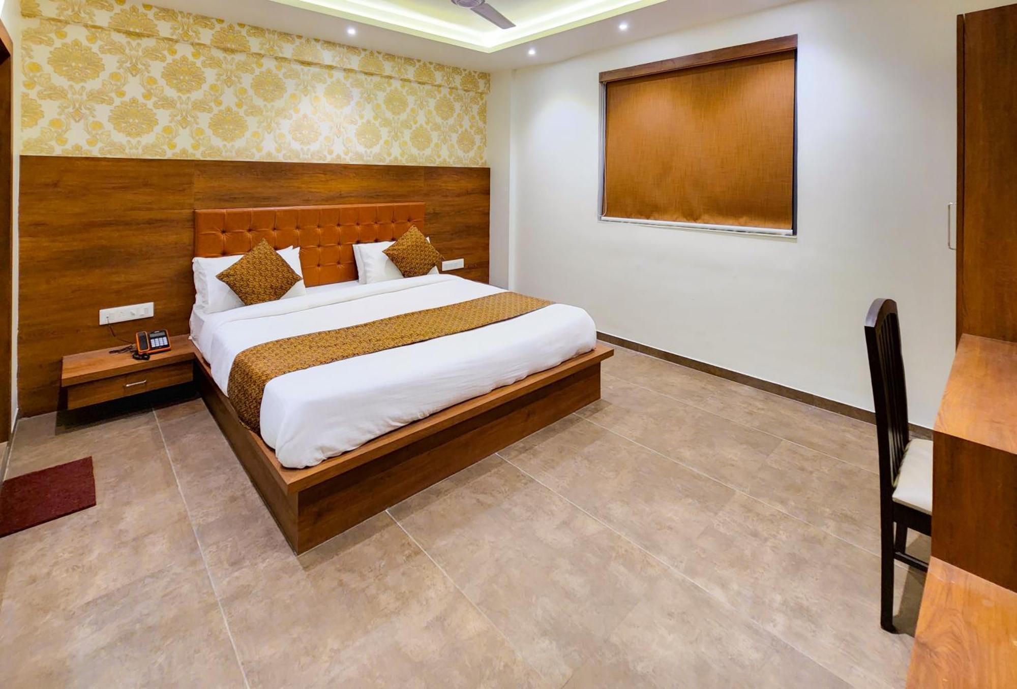 Hotel Nova Pride Rajkot Exteriör bild