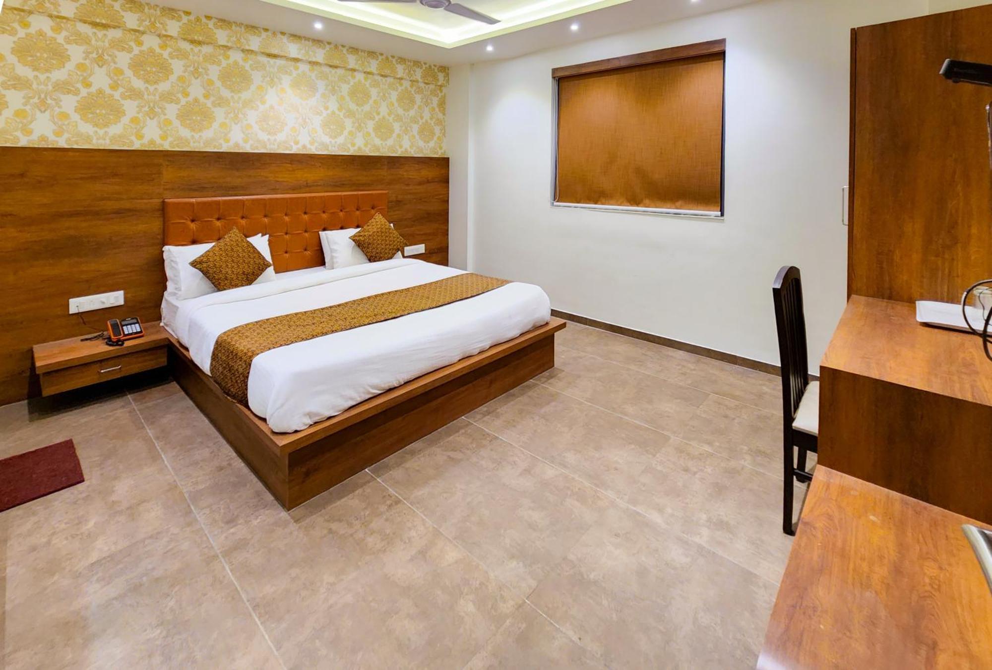 Hotel Nova Pride Rajkot Exteriör bild