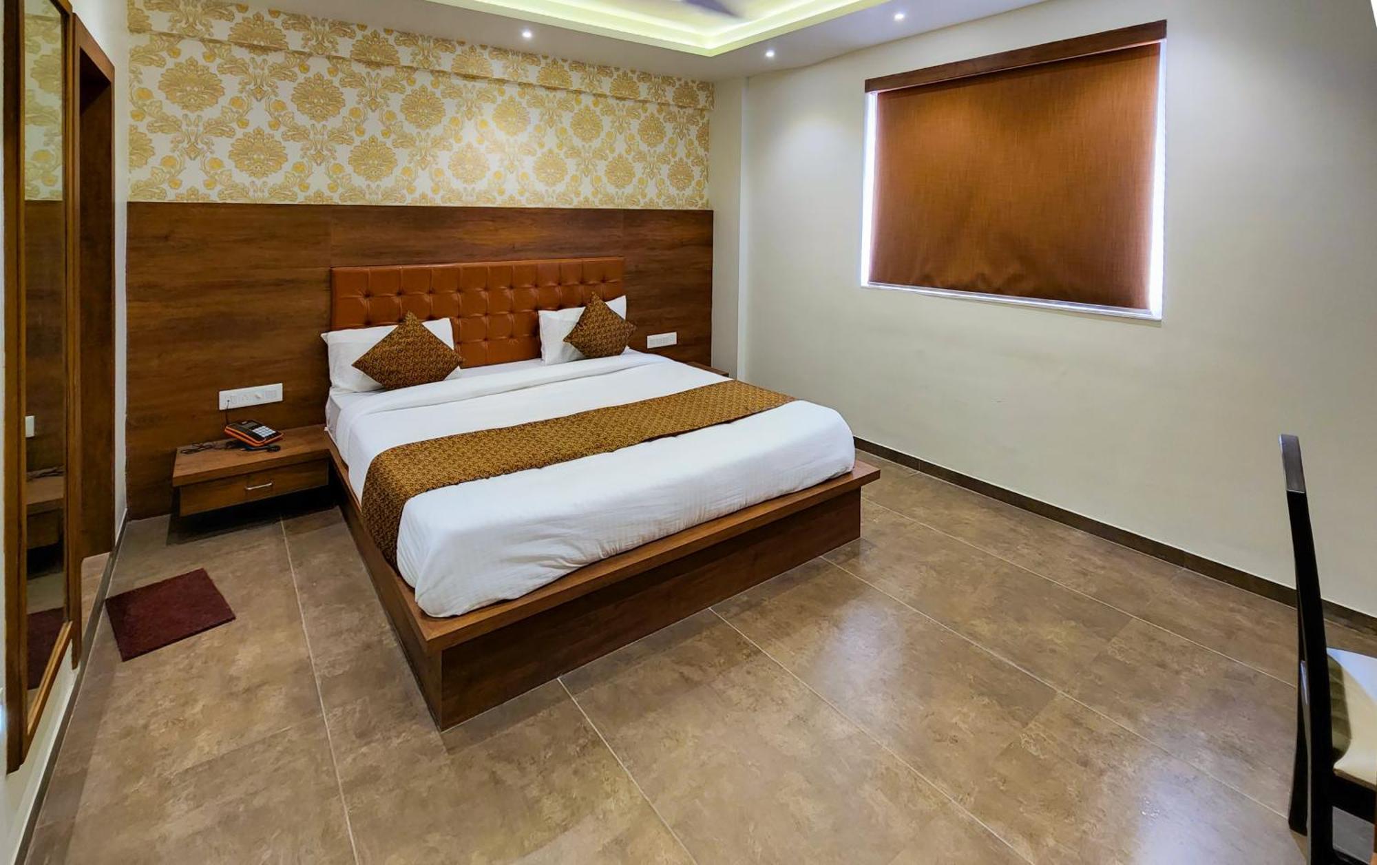 Hotel Nova Pride Rajkot Exteriör bild