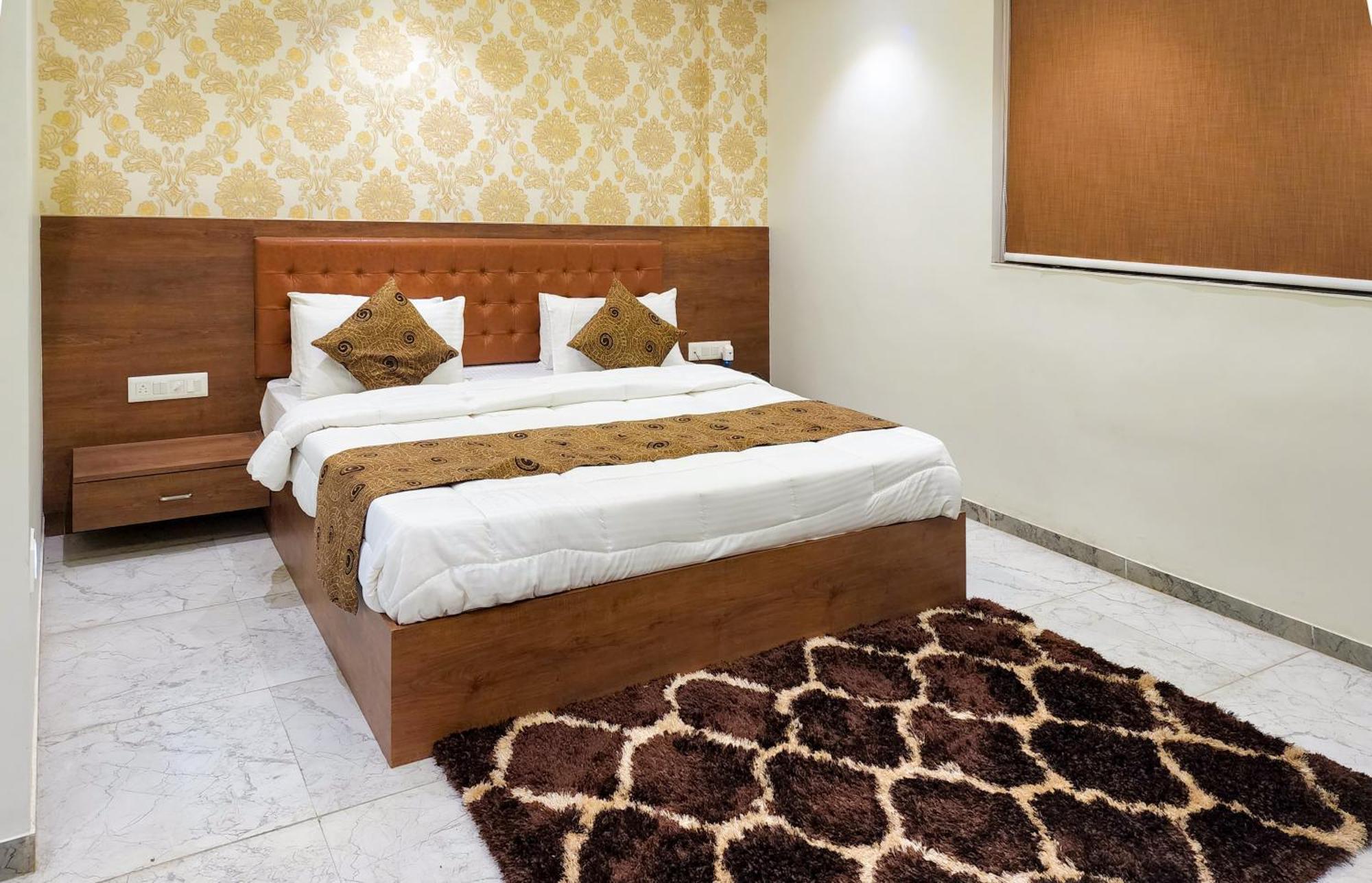 Hotel Nova Pride Rajkot Exteriör bild