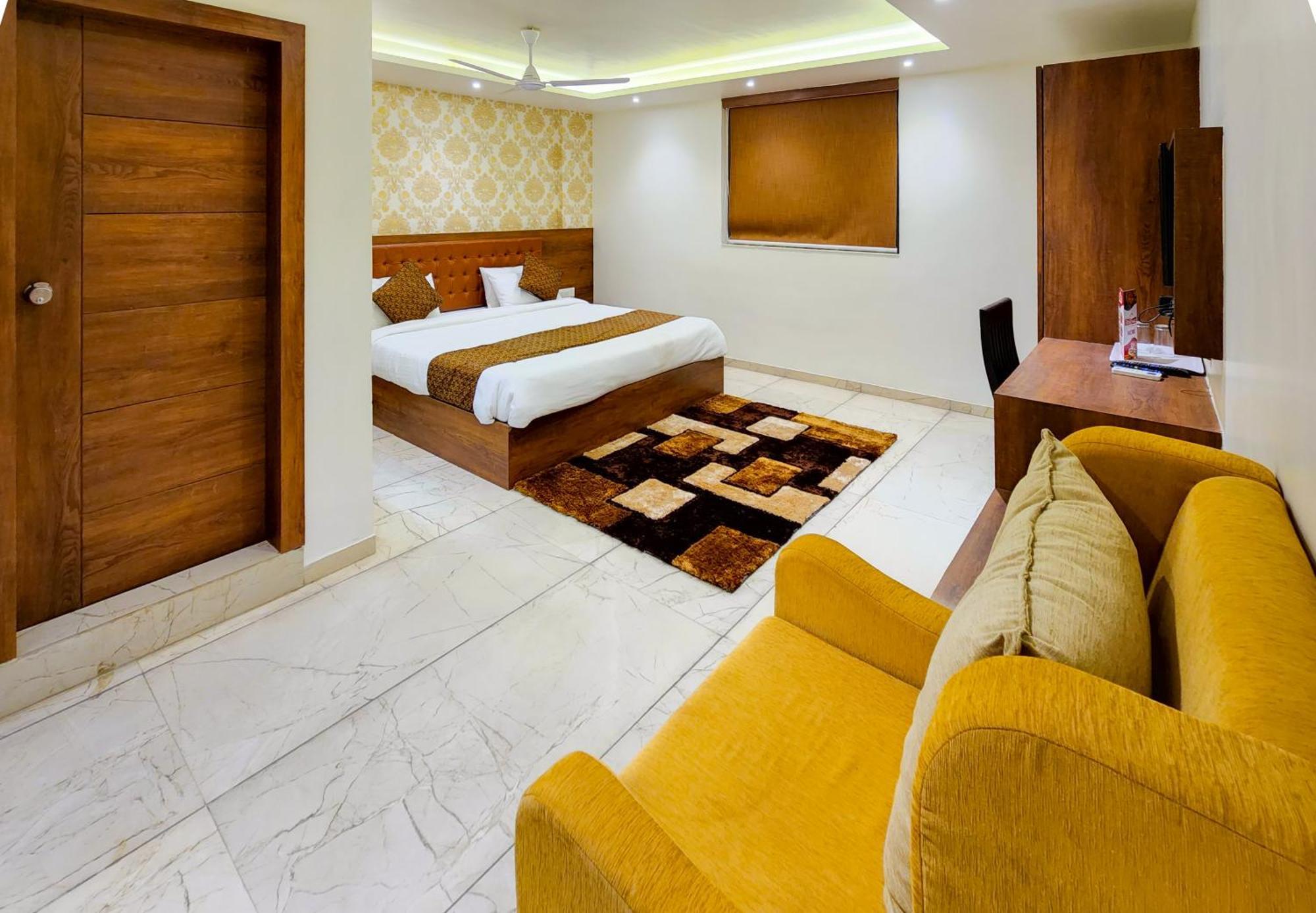 Hotel Nova Pride Rajkot Exteriör bild