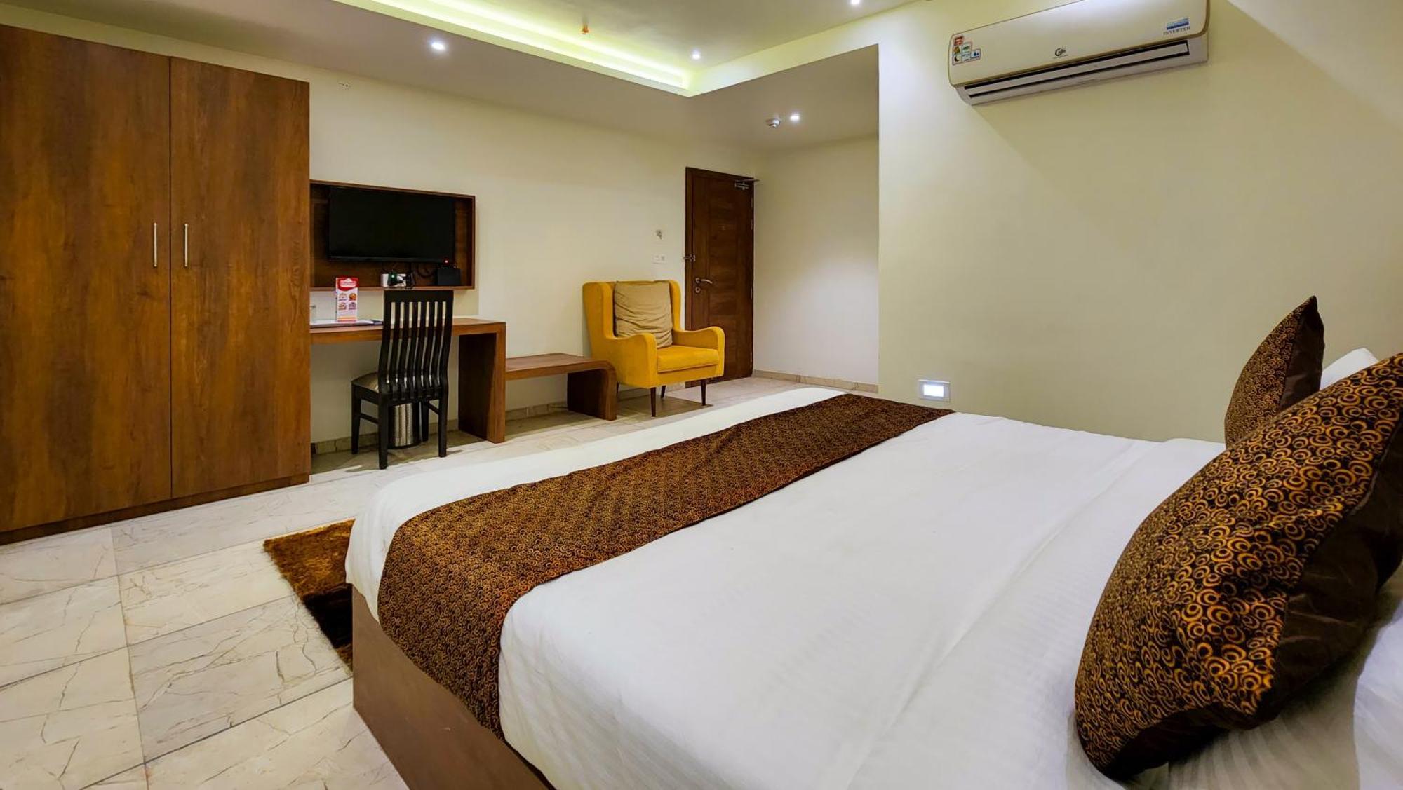 Hotel Nova Pride Rajkot Exteriör bild